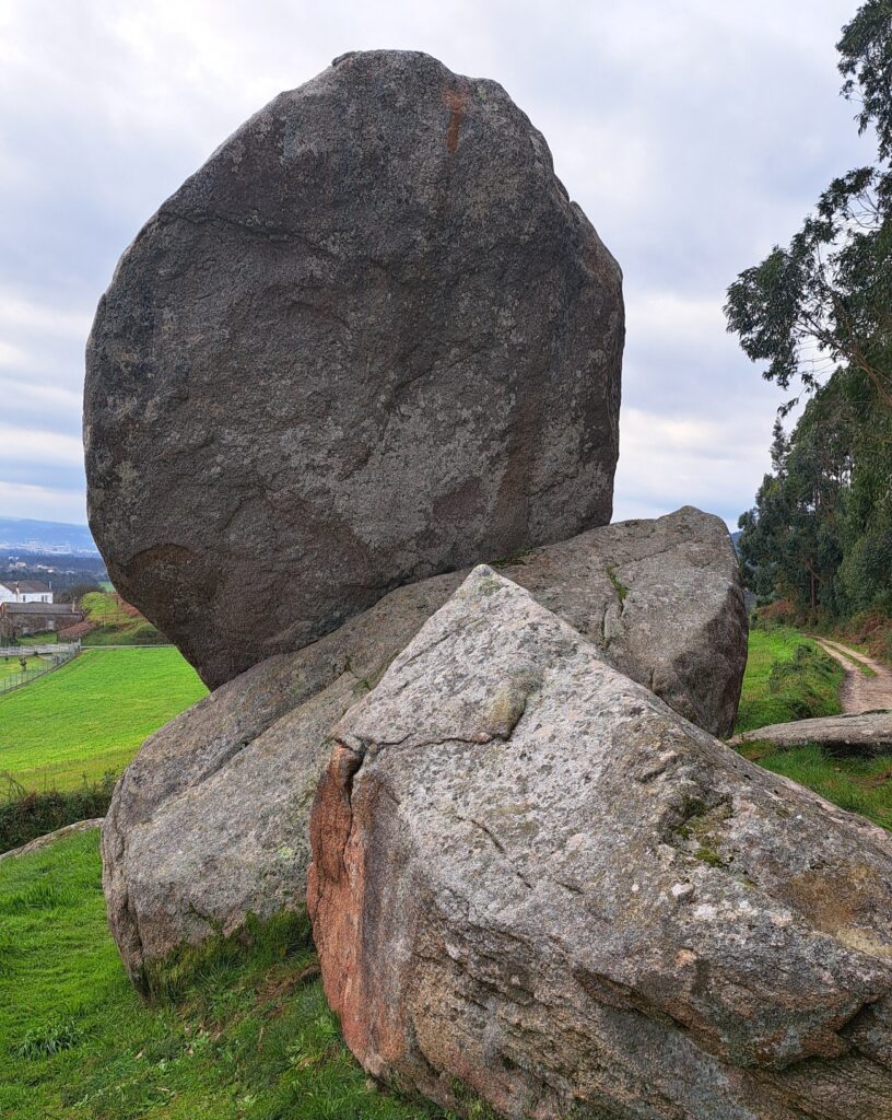 Wandeling Pena Molexa megalithische monument aan de kust van Galicië